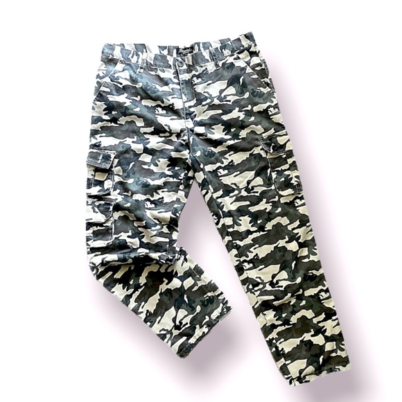 Jeanetix Other - Jeanetix 7 pocket straight leg Camouflage Cargo pants, men 38